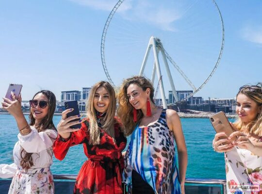 Dubai Marina: Yacht Tour with Breakfast or BBQ – Ultimate Luxurious Experience!